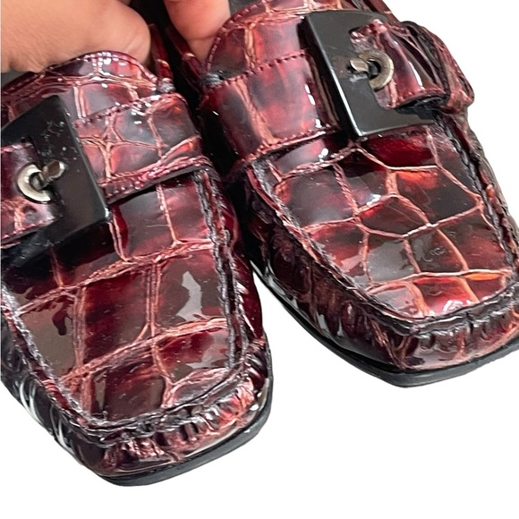 STUART WEITZMAN Maroon Leather
Crocodile Embossed Loafers with Buckle. Size 5.5M - Picture 10 of 13